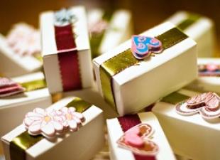 ما يجب تقديمه للوالدين كهدية لحضور حفل زفاف اللؤلؤ