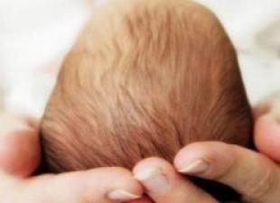 لماذا ينبض اليافوخ عند الرضيع وهل يستحق القلق لماذا ينبض اليافوخ عند الرضيع عمره 4 أشهر؟