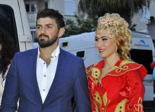 ليلة الحناء في تركيا هي نذير زفاف الغد: كيف تؤدي العرائس الحديثة طقوسًا قديمة