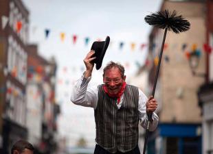 كيف يتم مهرجان May Chimney Sweep في إنجلترا (روتشستر)